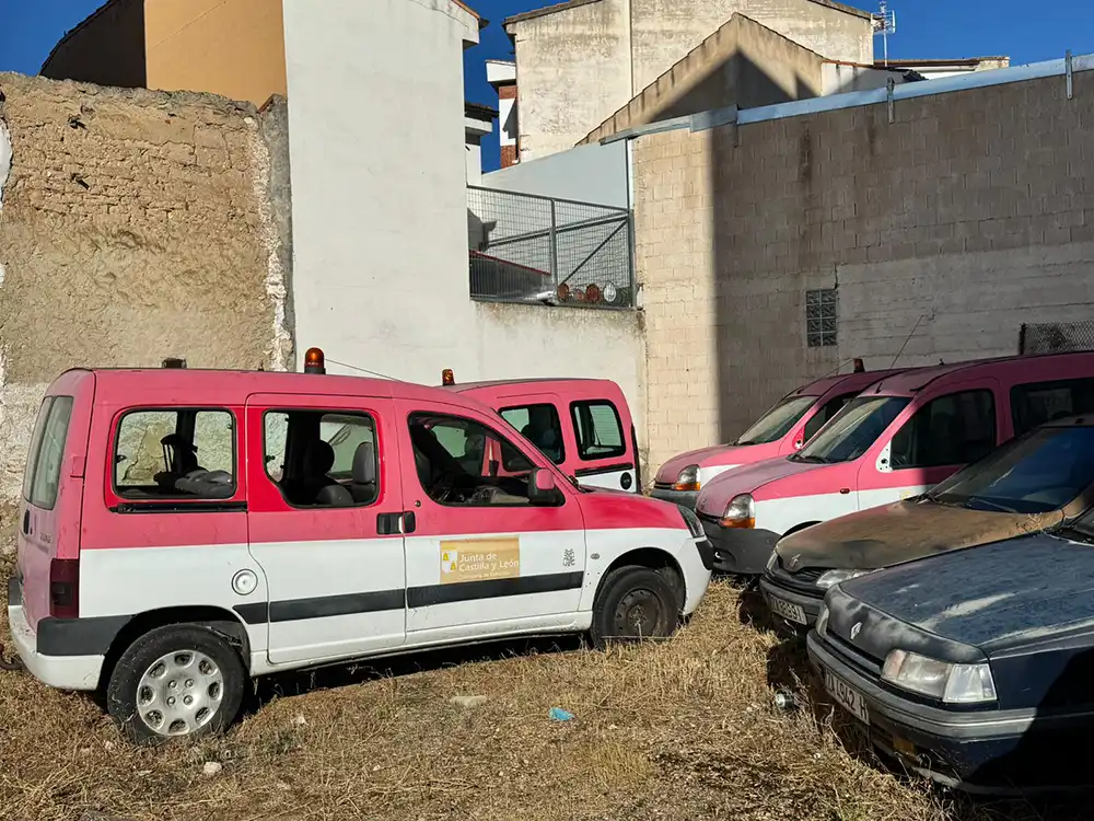 El PSOE reclama a la Junta que retire los vehículos abandonados junto a las viviendas sociales de la avenida de la Frontera en Zamora 2