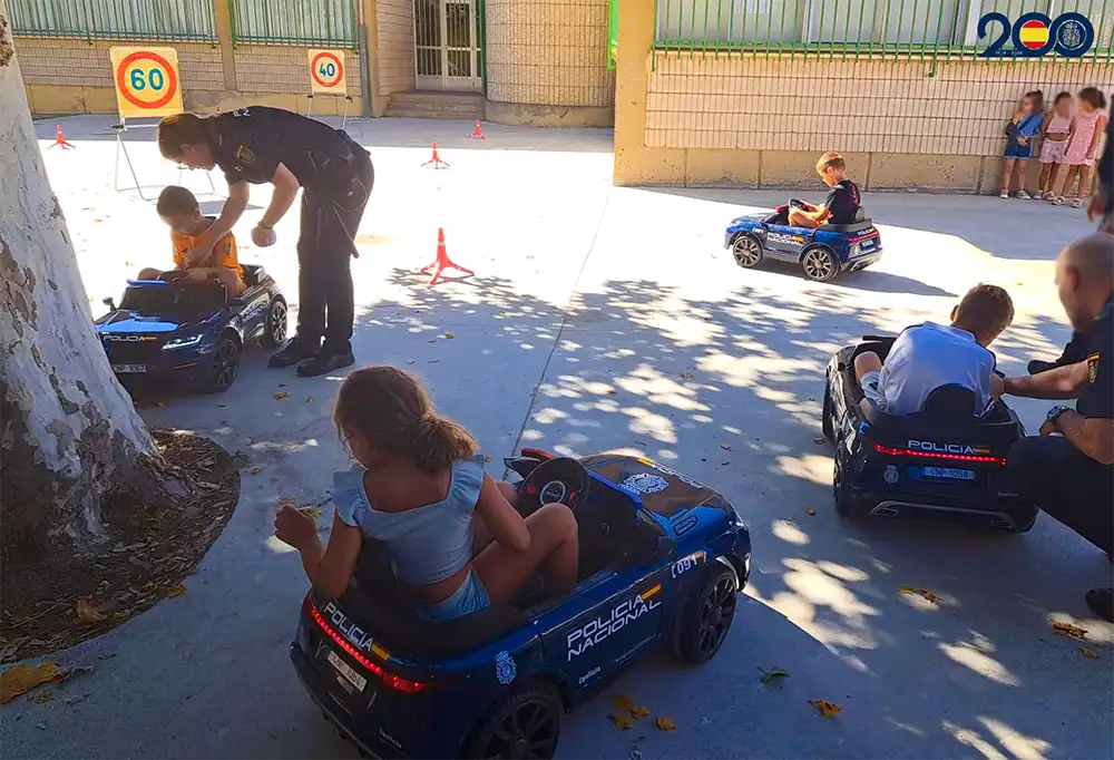 La Policía Nacional acerca su trabajo a 140 escolares de Zamora con exhibiciones de medios policiales durante el verano 2