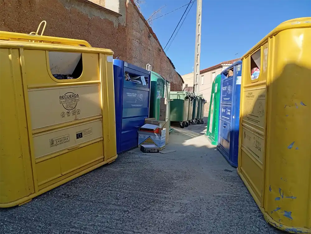 Litos denuncia el «abandono absoluto» en la recogida de envases y cartón