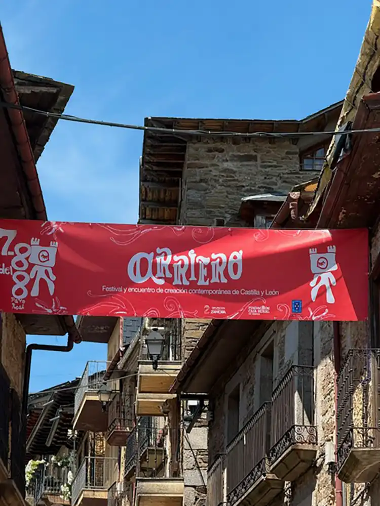 Puebla de Sanabria se convierte en un gran escenario de arte contemporáneo con la primera edición de «El Arriero» 1 Puebla de Sanabria se convierte en un gran escenario de arte contemporáneo con la primera edición de «El Arriero»