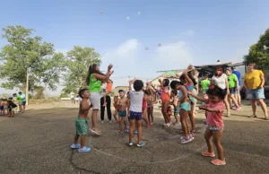 San Lorenzo continúa sus fiestas con hinchables, panderetas y una noche de música con Amon-Ra