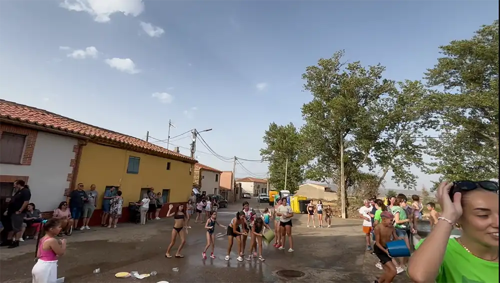 San Lorenzo se llena de agua, espuma y música en las fiestas de Tábara 2026 10