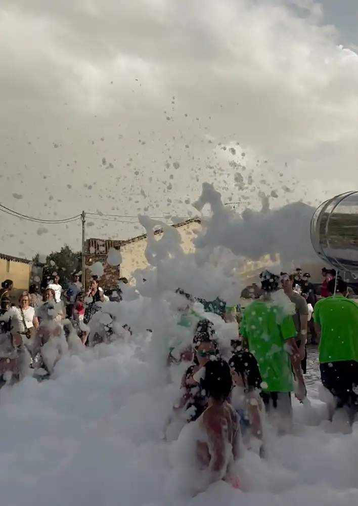 San Lorenzo se llena de agua, espuma y música en las fiestas de Tábara 2026 8