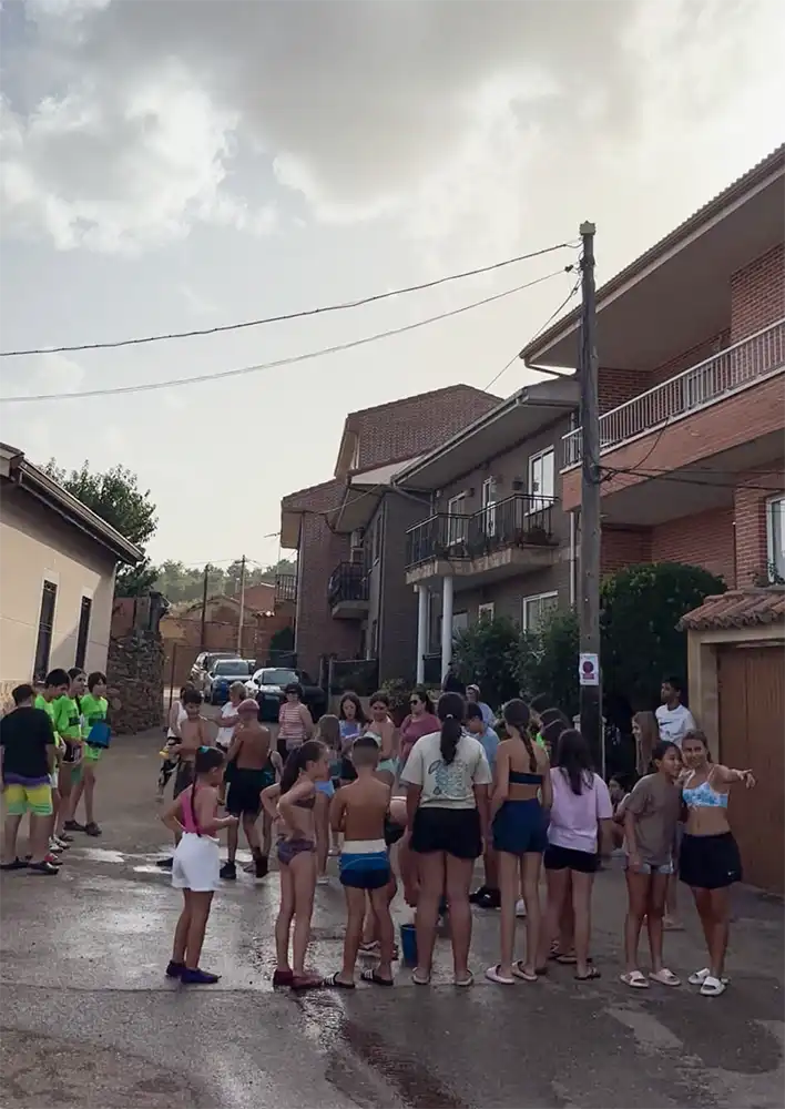 San Lorenzo se llena de agua, espuma y música en las fiestas de Tábara 2026 7