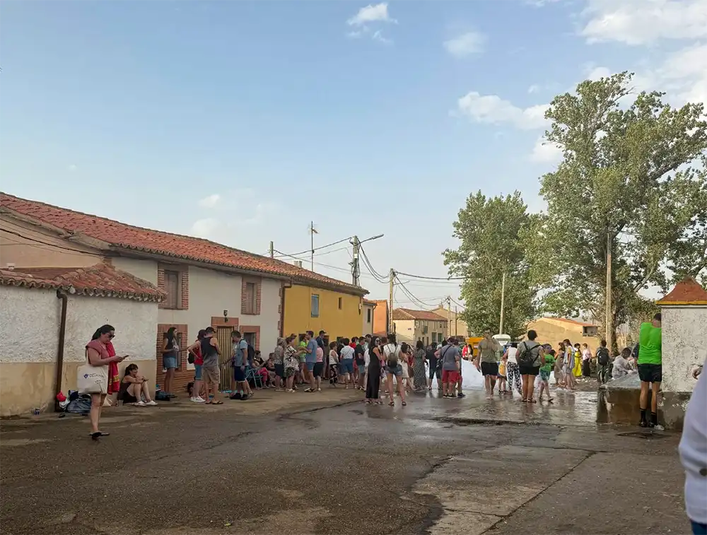 San Lorenzo se llena de agua, espuma y música en las fiestas de Tábara 2026 6