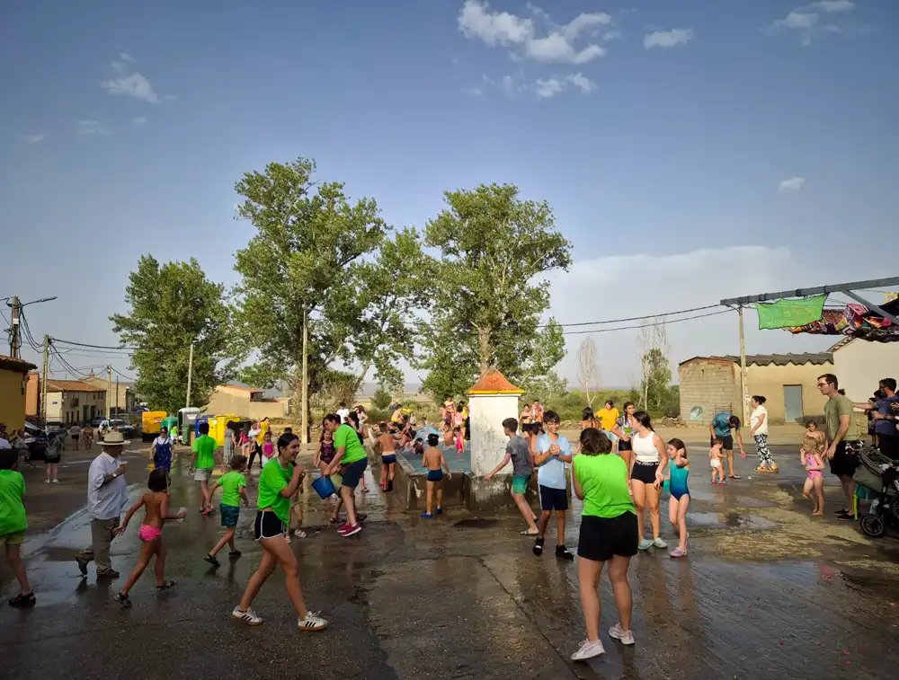 San Lorenzo se llena de agua, espuma y música en las fiestas de Tábara 2026 5