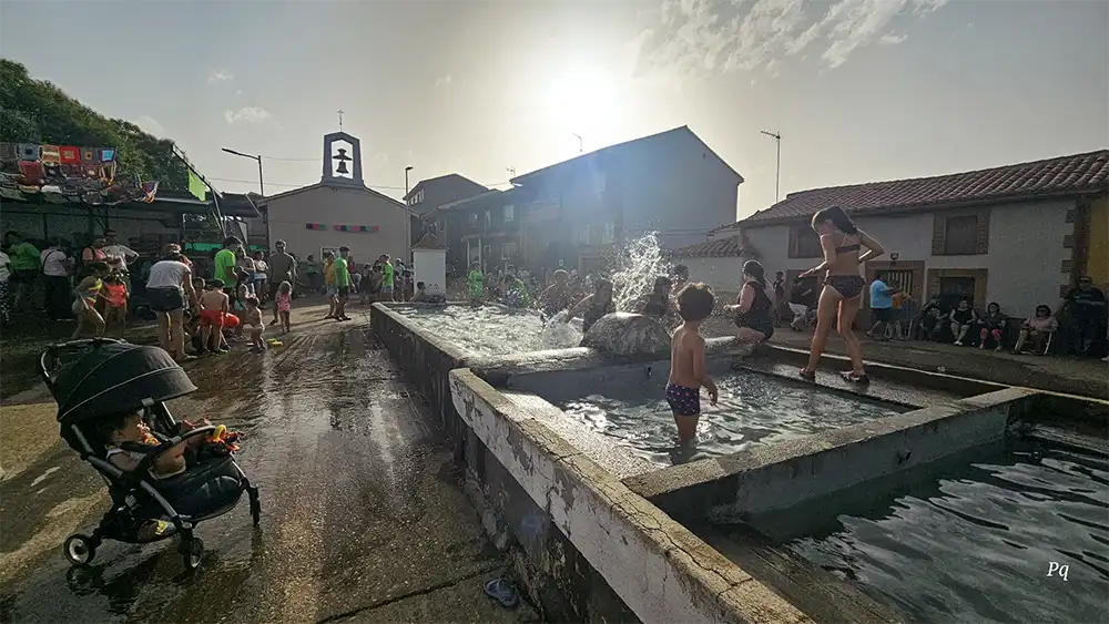 San Lorenzo se llena de agua, espuma y música en las fiestas de Tábara 2026 4