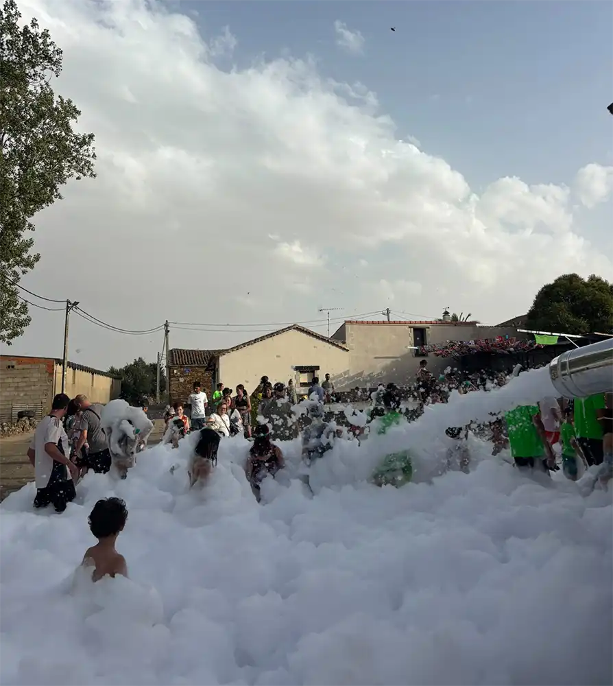 San Lorenzo se llena de agua, espuma y música en las fiestas de Tábara 2026 2