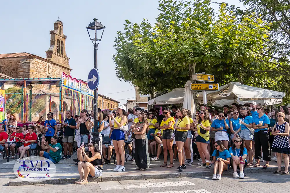 Tábara enciende sus fiestas patronales con el color de las peñas, la música y la emoción del pregón 12