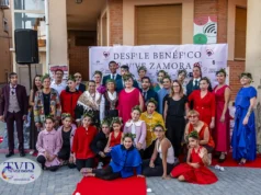 Tábara convierte su Plaza Mayor en una pasarela de moda, tradición y solidaridad