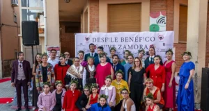 Tábara convierte su Plaza Mayor en una pasarela de moda, tradición y solidaridad