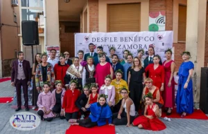 Tábara convierte su Plaza Mayor en una pasarela de moda, tradición y solidaridad