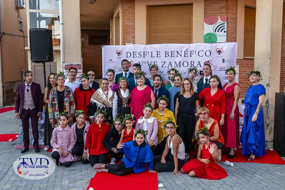 Tábara convierte su Plaza Mayor en una pasarela de moda, tradición y solidaridad
