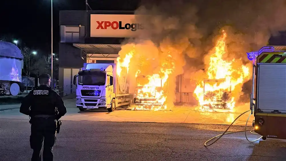 Detenidos dos hombres por el incendio de ocho camiones en Benavente: uno habría provocado el fuego por encargo de su jefe 1 Detenidos dos hombres por el incendio de ocho camiones en Benavente: uno habría provocado el fuego por encargo de su jefe