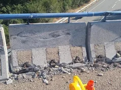 Investigado un conductor que huyó tras dejar una barrera de hormigón a punto de caer sobre la N-525 en Cobreros