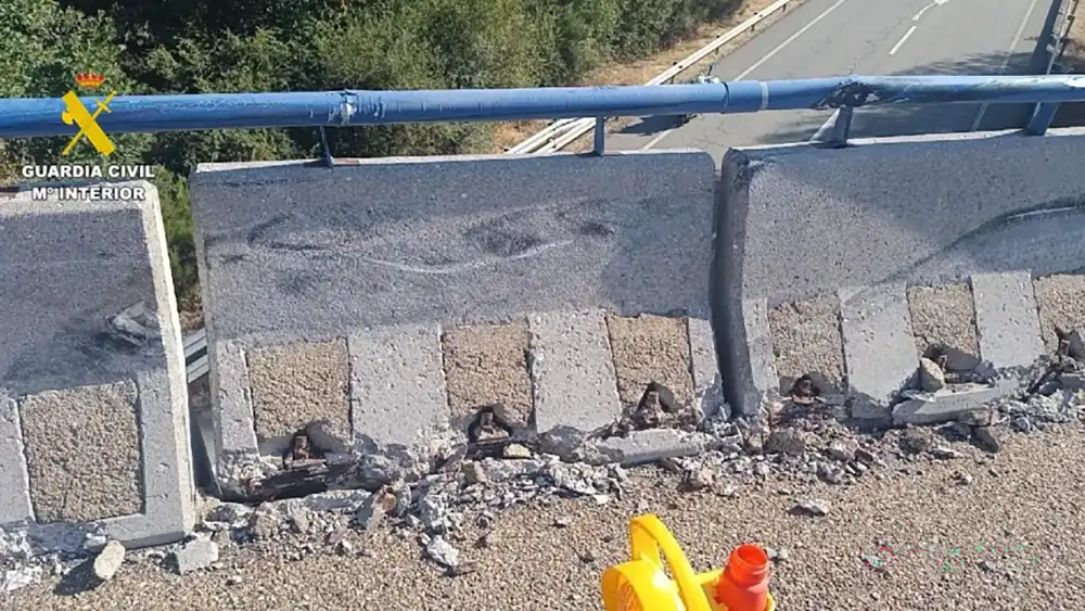 Investigado un conductor que huyó tras dejar una barrera de hormigón a punto de caer sobre la N-525 en Cobreros 1 Investigado un conductor que huyó tras dejar una barrera de hormigón a punto de caer sobre la N-525 en Cobreros