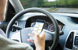 La DGT denuncia a más de 9.200 conductores por distracciones al volante en una sola semana