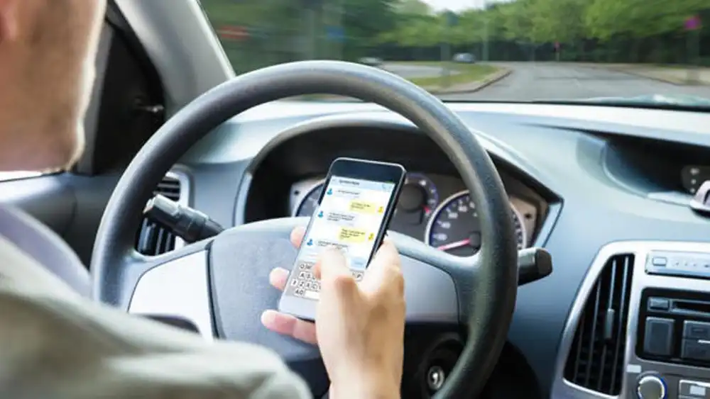 La DGT denuncia a más de 9.200 conductores por distracciones al volante en una sola semana 1 La DGT denuncia a más de 9.200 conductores por distracciones al volante en una sola semana