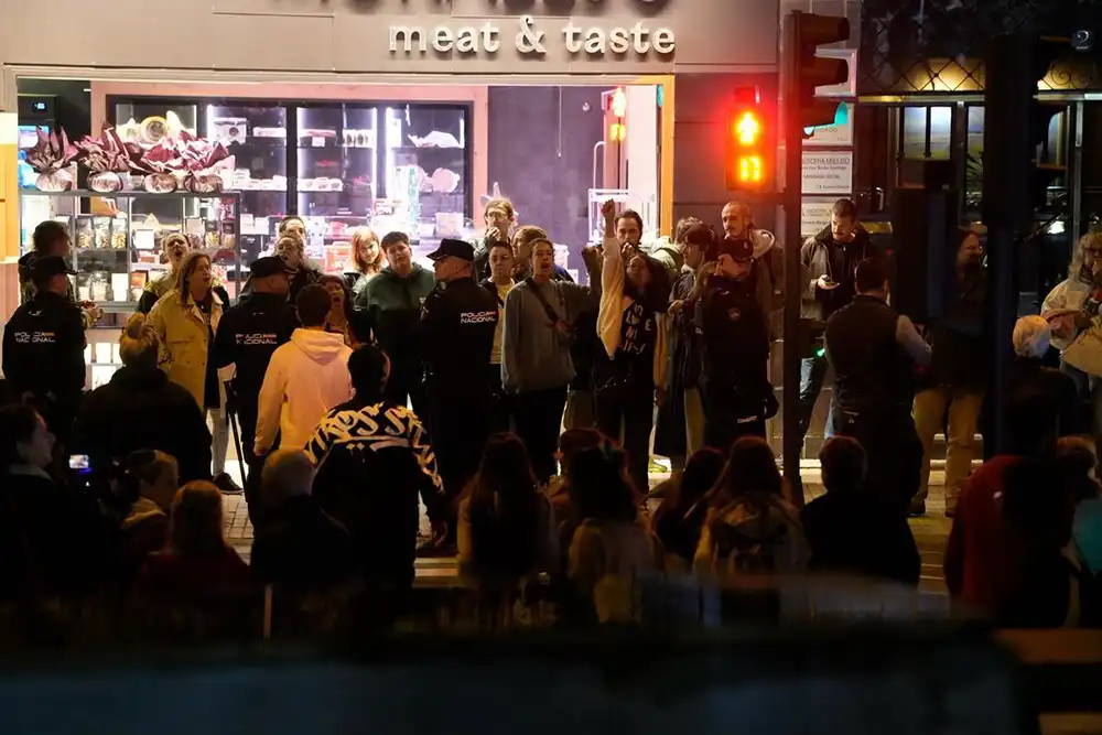 Una veintena de personas protestó durante el mitin de Vox en Zamora sin que se registraran incidentes 1 Una veintena de personas protestó durante el mitin de Vox en Zamora sin que se registraran incidentes